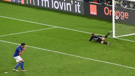 L'Italien Graziano Pellè manque son tir au but face à l'Allemand Manuel Neuer, samedi 2 juillet 2016 à Bordeaux (Gironde), en quart de finale de l'Euro. (MEHDI FEDOUACH / AFP)