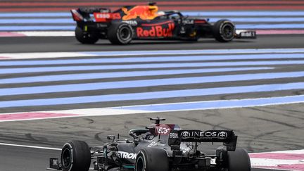 Lewis Hamilton et Max Verstappen se sont encore livrés une grande bataille lors du Grand Prix de France.&nbsp; (NICOLAS TUCAT / AFP)