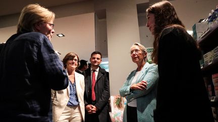 La Première ministre Elisabeth Borne, dans une pharmacie à Rouen (Seine-Maritime), le 31 août 2023. (LOU BENOIST / POOL / AFP)