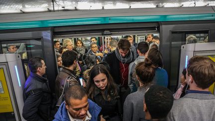 Des passagers du métro à la station Charles de Gaulle-Etoile, une des principales correspondances avec le RER A, dont le trafic était interrompu à cause d'un incident, le 31 octobre 2017. (MAXPPP)