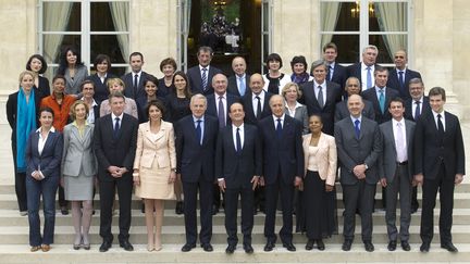 Le nouveau gouvernement, le 17 mai 2012, &agrave; l'Elys&eacute;e (Paris). (LIONEL BONAVENTURE / AFP)