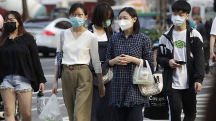 Dans une rue à Taipei, la capitale de Taïwan,&nbsp;le&nbsp;13 avril 2022. (CHIANG YING-YING / AP / SIPA)