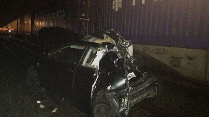 Une voiture&nbsp;écrasée par un train de marchandises au passage à niveau de Boucau (Pyrénées-Atlantiques). (NATHALIE BAGDASSARIAN / RADIO FRANCE)