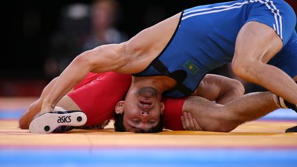 Le lutteur turc&nbsp;Ramazan Sahin affronte le Kazakh&nbsp;Akzhurek Tanatarov,le 12 ao&ucirc;t 2012 aux JO de Londres. (MARWAN NAAMANI / AFP)