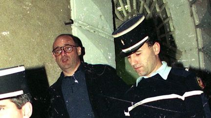 Jean-Claude Romand, lors de son transfert à la prison de Bourg-en-Bresse en 1994. (BALFIN JEAN PIERRE / MAXPPP)