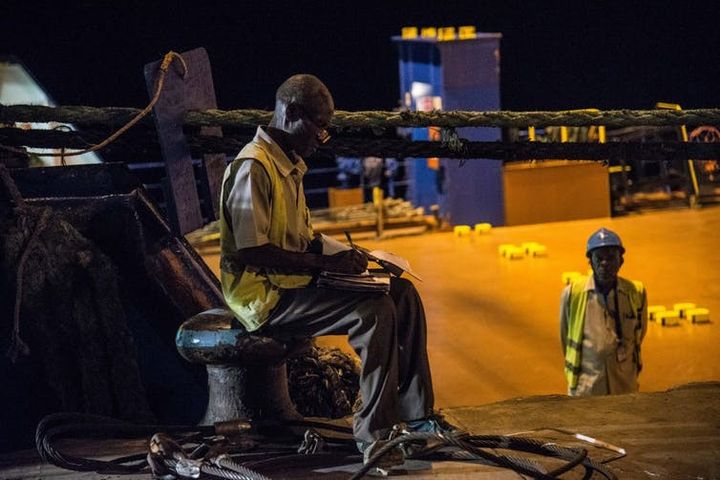 Des agents des douanes dans le port de Matadi, en République démocratique du Congo, le 8&nbsp;novembre 2018. (JUNIOR D. KANNAH/AFP)