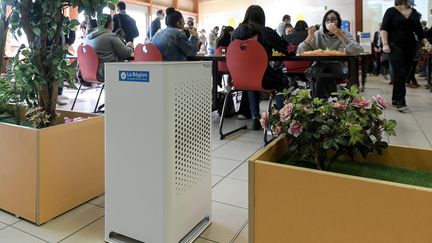 Présentation d'un nouveau dispositif de purification de l'air de la société Camfil dans la cantine du lycée professionnel Fernand Forest, à Saint-Priest (Auvergen-Rhône-Alpes), le 10 novembre 2020. (MAXIME JEGAT / MAXPPP)