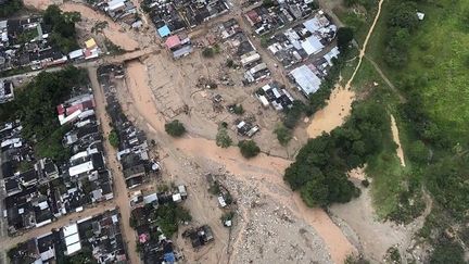 Vue aérienne de la coulée de boue qui a dévasté Mocoa, la capitale de la province de Putumayo, dans la nuit du 31 mars au 1er avril 2017.  (Cesar CARRION / PRESIDENCIA COLOMBIA / AFP)