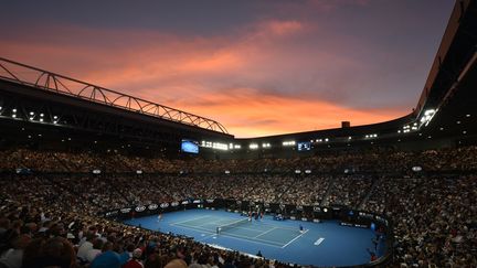 Le coucher de soleil sur le Rod Laver Arena, à Melbourne le 27 janvier 2019. (PETER PARKS / AFP)