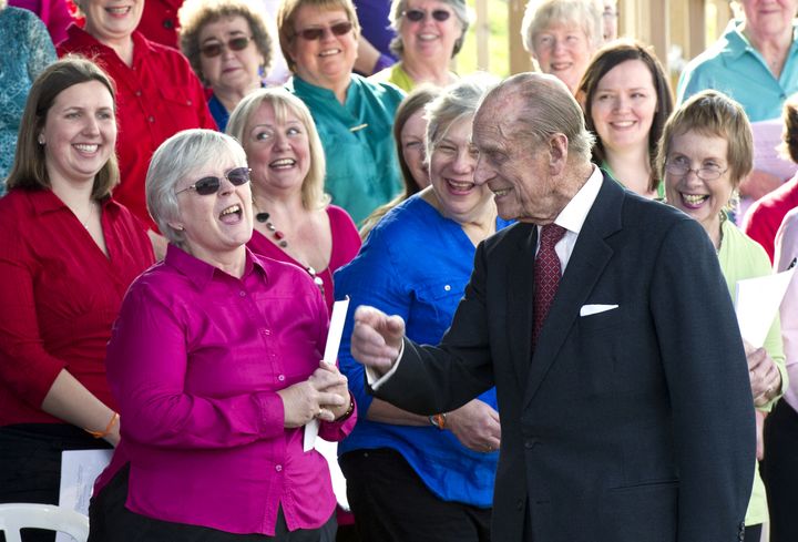 Le prince Philip plaisante le 29 mars 2012 lors d'une visite d'un école au nord de Londres. (ARTHUR EDWARDS / AFP)