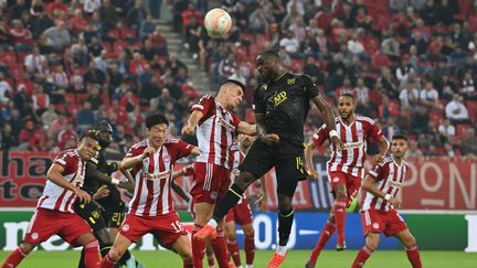 Le Nantais Ignatius Ganago (au centre) au duel de la tête face aux joueurs de l'Olympiakos, le 3 novembre 2022. (FRANCK DUBRAY / MAXPPP)