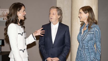 Kate Middleton, Paul McCartney et son épouse Nancy Shevell durant la réouverture de la National Portrait Gallery de Londres, le 20 juin 2023 (ALPHA PRESS / MAXPPP)