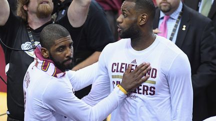 Le duo de stars des Cavs, Kyrie Irving et LeBron James (JASON MILLER / GETTY IMAGES NORTH AMERICA)