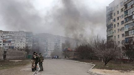 &nbsp; (Une attaque revendiquée par les séparatistes pro-russes à Marioupol a fait au moins 20 morts samedi  © Reuters/Nikolai Ryabchenko)