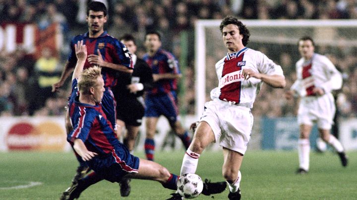 David Ginola is tackled by Ronald Koeman during the quarter-final return between PSG and FC Barcelona, ​​March 1, 1995 at the Parc des Princes.  (GERARD JULIEN / AFP)