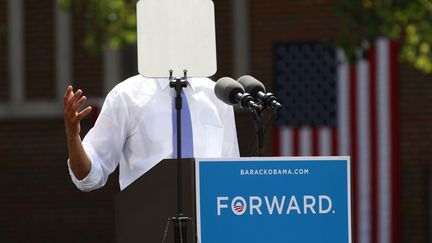 La t&ecirc;te du pr&eacute;sident am&eacute;ricain Barack Obama est cach&eacute;e par un t&eacute;l&eacute;prompteur lors d'un discours &agrave; Columbus (Ohio), le 21 ao&ucirc;t 2012. (KEVIN LAMARQUE / REUTERS)