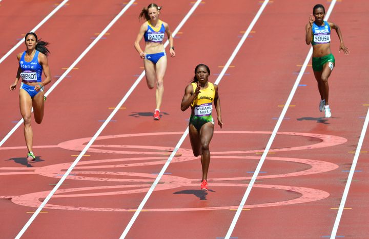 Quelques semaines après le diagnostic d'un cancer du sein, Novlene Williams-Mills a disputé les séries du 400m, le 3 août 2012. (GABRIEL BOUYS / AFP)