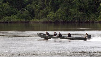 Des militaires française patrouillent sur&nbsp;l'Approuague, en Guyane, le&nbsp;18 juillet 2012. (JEROME VALLETTE / AFP)