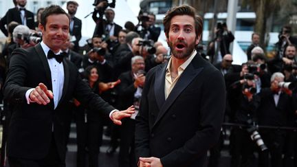 Jake Gyllenhaal, acteur américain, a l'air surpris par les flashes des appareils qui le photographient. (PATRICIA DE MELO MOREIRA / AFP)