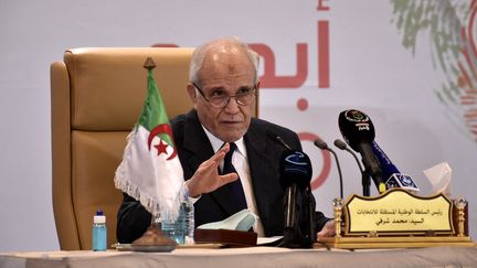 Le président de l'Autorité nationale&nbsp;indépendante des élections, Mohamed Chorfi, annonce les résultats des législatives algériennes, le 15 juin 2021, à Alger (Algérie). (RYAD KRAMDI / AFP)