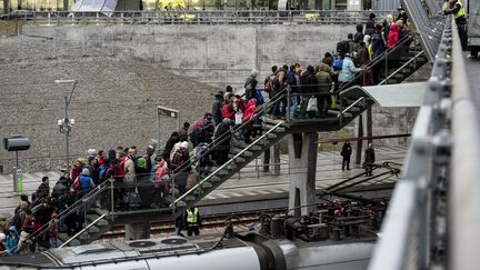 Des réfugiés sortent d'un train en provenance du Danemark, à Malmo (Suède), le 19 novembre 2015. (JOHAN NILSSON / TT/ AFP)