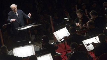 Pierre Boulez dirige l&#039;Orchestre de Paris sous la Pyramide du Louvre (20/12/11)
 (AFP / Miguel Medina)