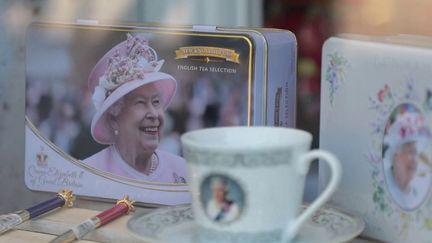 Durant toute cette semaine du lundi 30 mai, France Télévisions dévoile les coulisses du jubilé de la reine, qui aura lieu jeudi 2 juin. Au Royaume-Uni, tout le monde s'y prépare, y compris les artisans. Car au Royaume-Uni, nul ne fait davantage vendre qu'Elizabeth II.&nbsp; (FRANCE 2)