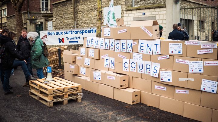 Un mur de cartons dressé par des agriculteurs devant le siège de l'Anses, à Maison-Alfort (Val-de-Marne), le 28 novembre 2024. (BASTIEN OHIER / HANS LUCAS / AFP)