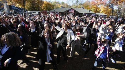 Des centaines de femmes, vêtues d'un tailleur-pantalon, participent à un flash-mob en soutien à Hillary Clinton, le 8 novembre 2016, dans le bureau de vote de la candidate, à Chappaqua, près de New York (Etats-Unis).&nbsp; (RICKY FLORES / THE JOURNAL NEWS / SIPA)