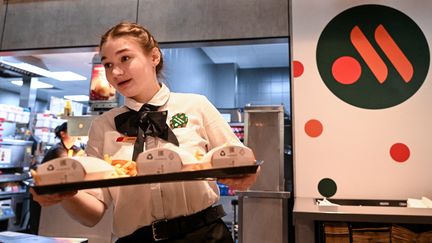 Une employée de la nouvelle enseigne&nbsp;qui a remplacé McDonald's, le 12 juin 2022, à Moscou (Russie). (KIRILL KUDRYAVTSEV / AFP)