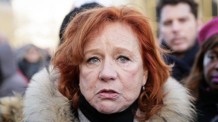 La présidente du comité de soutien à Jacqueline Sauvage Eva Darlan, lors d'un rassemblement de soutien début décembre (THOMAS PADILLA / MAXPPP)