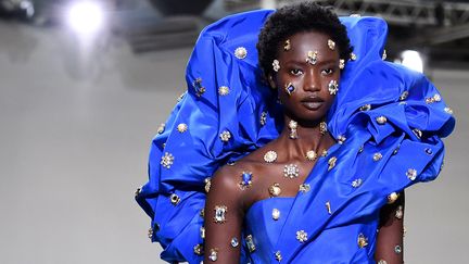 Schiaparelli haute couture printemps-été 2021 lors de la semaine de la mode le 20 janvier 2020 à Paris&nbsp; (ANNE-CHRISTINE POUJOULAT / AFP)