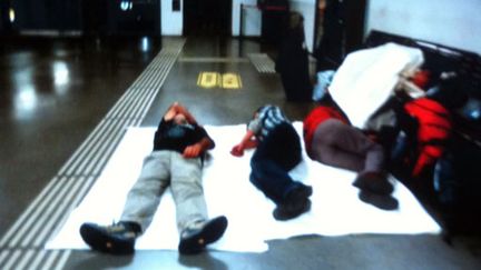 A la gare de Vienne trois voyageurs français obligés de dormir sur un mince matelas, le 19/04/2010 (DR)