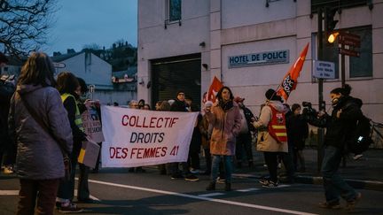 Un rassemblement le 4 février 2023 devant le commissariat de police de Blois (Loir-et-Cher) en soutien à Chloé, jeune femme victime de violences conjugales alors qu'un policier avait refusé de prendre sa plainte quelques heures auparavant. (ESTELLE LESUR-BOURGEOIS / HANS LUCAS / AFP)