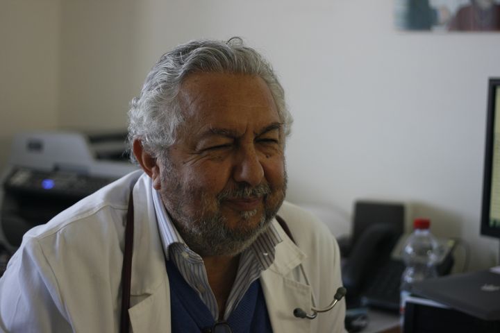 Le docteur Aldo Di Piazza, ici le 22 avril 2015,&nbsp;vit &agrave; Palerme et passe deux jours par semaine au centre m&eacute;dical de Lampedusa depuis vingt-cinq ans. (GAEL COGNE / FRANCETV INFO)