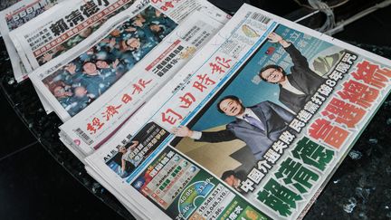 Les journaux taïwanais avec en une la victoire du Parti démocrate progressiste (DPP) à l'élection présidentielle, le 14 janvier 2024. (YASUYOSHI CHIBA / AFP)