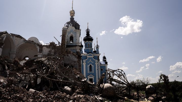 Un monastère en partie détruit à Donetsk (est de l'Ukraine), le 20 mai 2023. (VINCENZO CIRCOSTA / ANADOLU AGENCY / AFP)