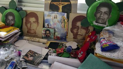 Objets divers d'un étudiant mexicain disparu, rassemblés par sa mère à Ayotzinapa. (ALFREDO ESTRELLA / AFP)