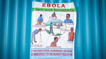 Une affiche résumant les symptômes de la maladie à virus Ebola photographiée à Goma, en RDC, le 5 septembre 2019.&nbsp; (KAY NIETFELD / DPA)