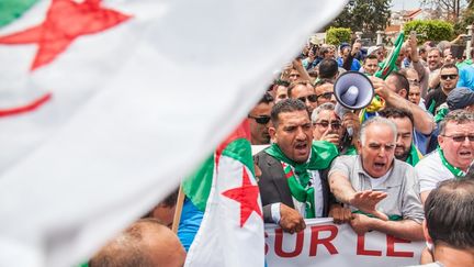 L'opposant algérien Karim Tabbou (G) à Béjaia, le 24 mai 2019. (SAMIR MAOUCHE / HANS LUCAS)