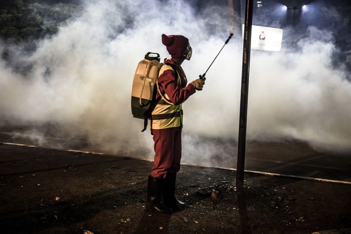 Opération de désinfection dans un marché de Nairobi au Kenya le 15 avril 2020 (LUIS TATO / AFP)