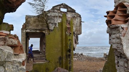 «Avant, il y avait assez de poissons, alors que maintenant c'est dur pour nous (...). Si on ne nous aide pas, on risque de disparaître», dit M.Atcho, un habitant. Le désensablement de l'embouchure du fleuve qui se jette dans la mer permettrait de limiter l'érosion à Grand-Lahou estime les villageois.  (ISSOUF SANOGO / AFP)