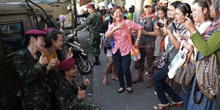 Les soldats se donnent une image positive en se mélangeant à la population. (AFP)