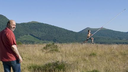 Cédric Klapisch et Renaud Lavillenie lors du tournage du documentaire, le 30 juin 2015, sur la plaine de Laschamps aux pieds des Volcans d'Auvergne. 
 (THIERRY ZOCCOLAN / AFP)