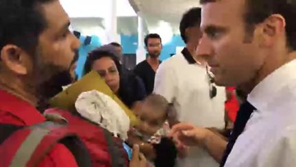 Le président de la République Emmanuel Macron dans&nbsp;le hall de l'aéroport de l'île de Saint-Martin avec les sinistrés, le 12 septembre 2017 (ELYSEE / FACEBBOOK)