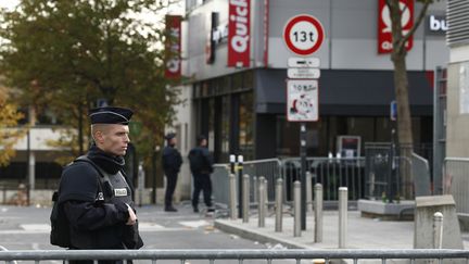 Un policier en faction aux abords du Stade de France, le 14 novembre 2015.&nbsp; (BENOIT TESSIER / REUTERS)