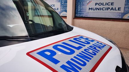 Une policière municipale en formation s'est grimée le visage en noir fin mai, dans un restaurant à Poitiers. Son stage a été suspendu. (NINA VALETTE / RADIO FRANCE)