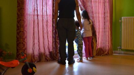 Viktor et ses deux plus jeunes enfants, le 8 novembre 2013 &agrave; S&eacute;nart (Seine-et-Marne). (THOMAS BAIETTO / FRANCETV INFO)