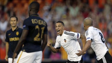 La joie du joueur de Valence Rodrigo Moreno devant des Monégasques dépités (MANUEL BRUQUE / EFE)