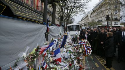 La présidente du Chili Michele Bachelet rend hommage aux victimes de la salle de concert du Bataclan un mémorial de fortune devant la salle, le 29 novembre 2015 à Paris. (MATTHIEU ALEXANDRE / AFP)